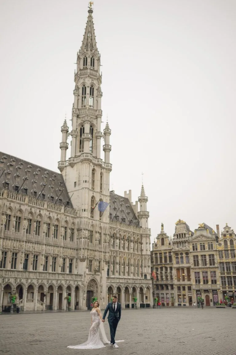 ζευγάρι μπροστά σε αρχιτεκτονικό κτήριο