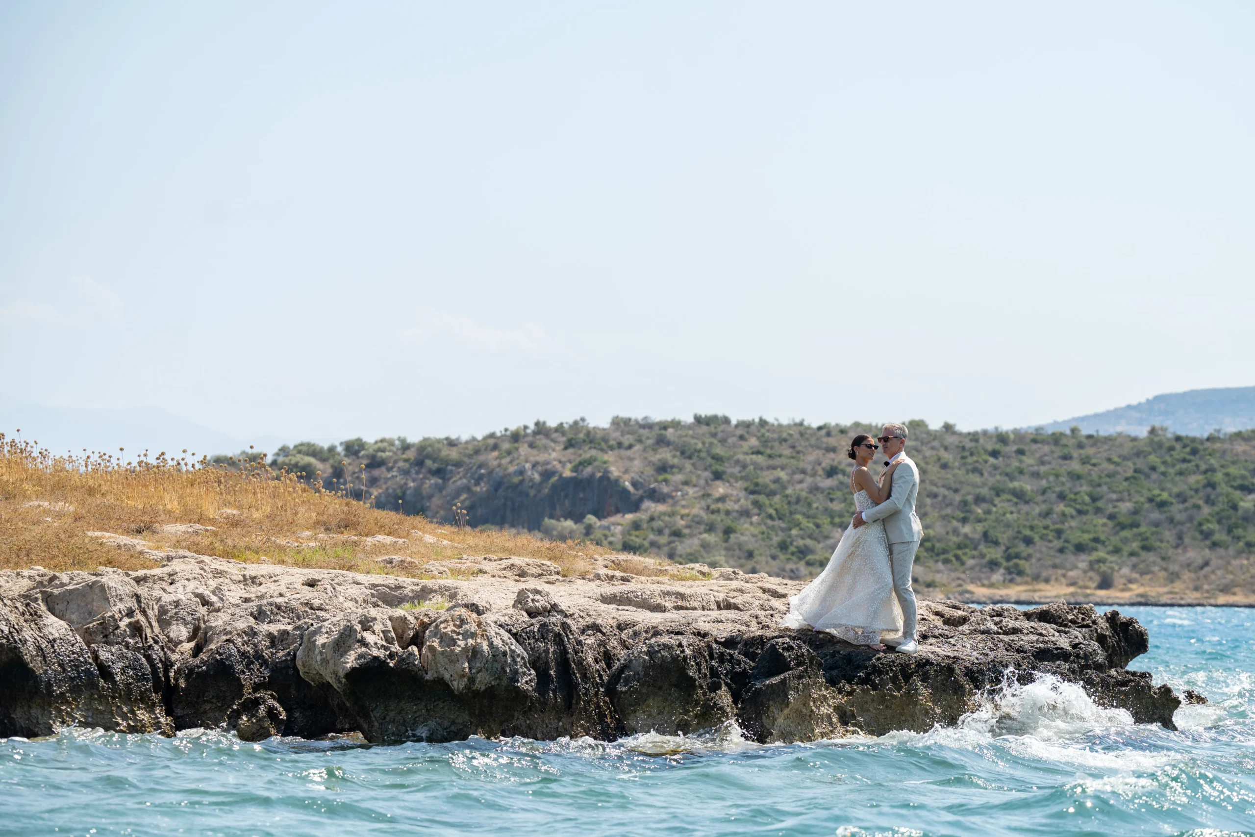 νύφη και γαμπρός σε βράχο στη θάλασσα