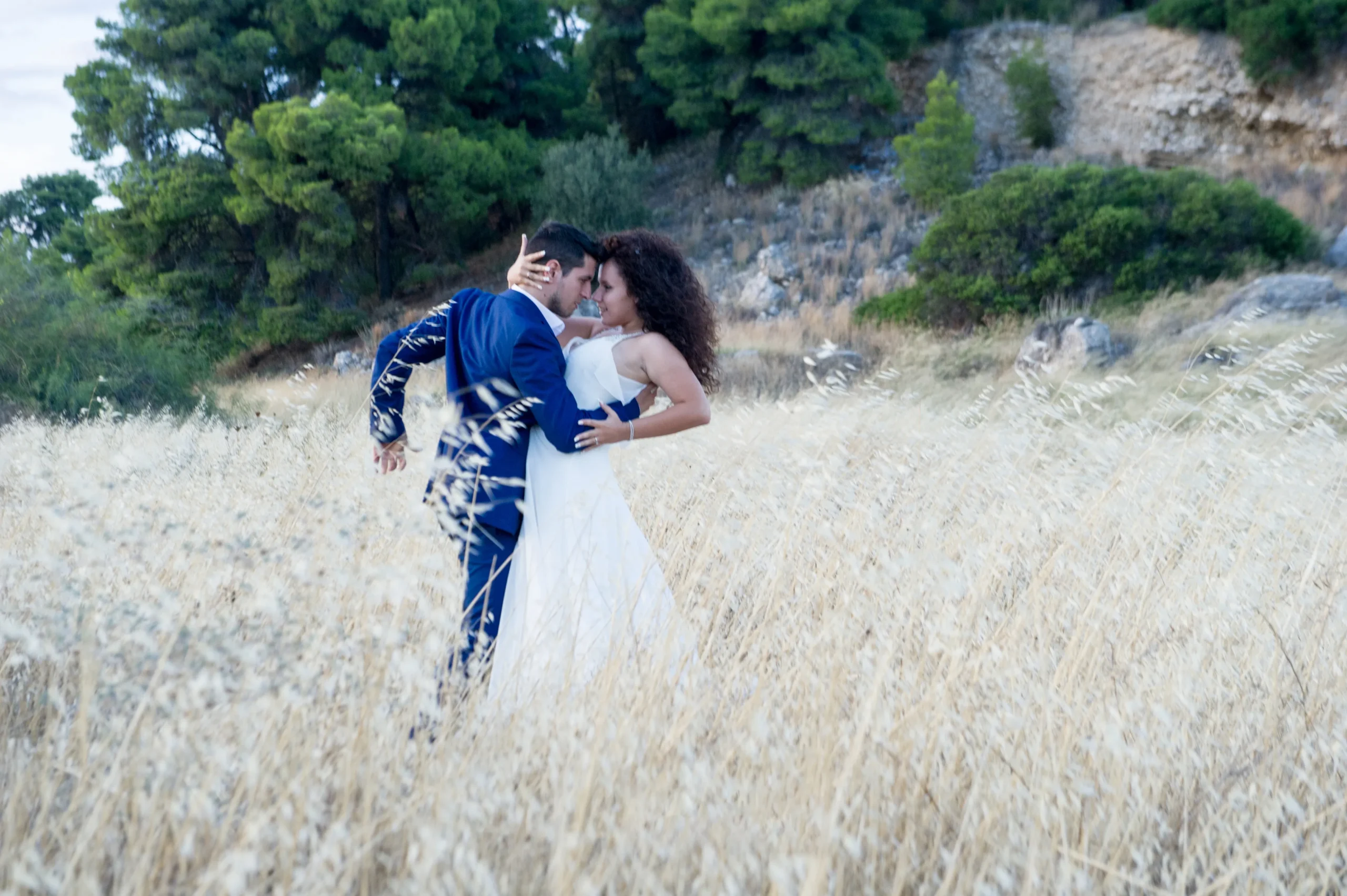 νύφη και γαμπρός σε αγρό