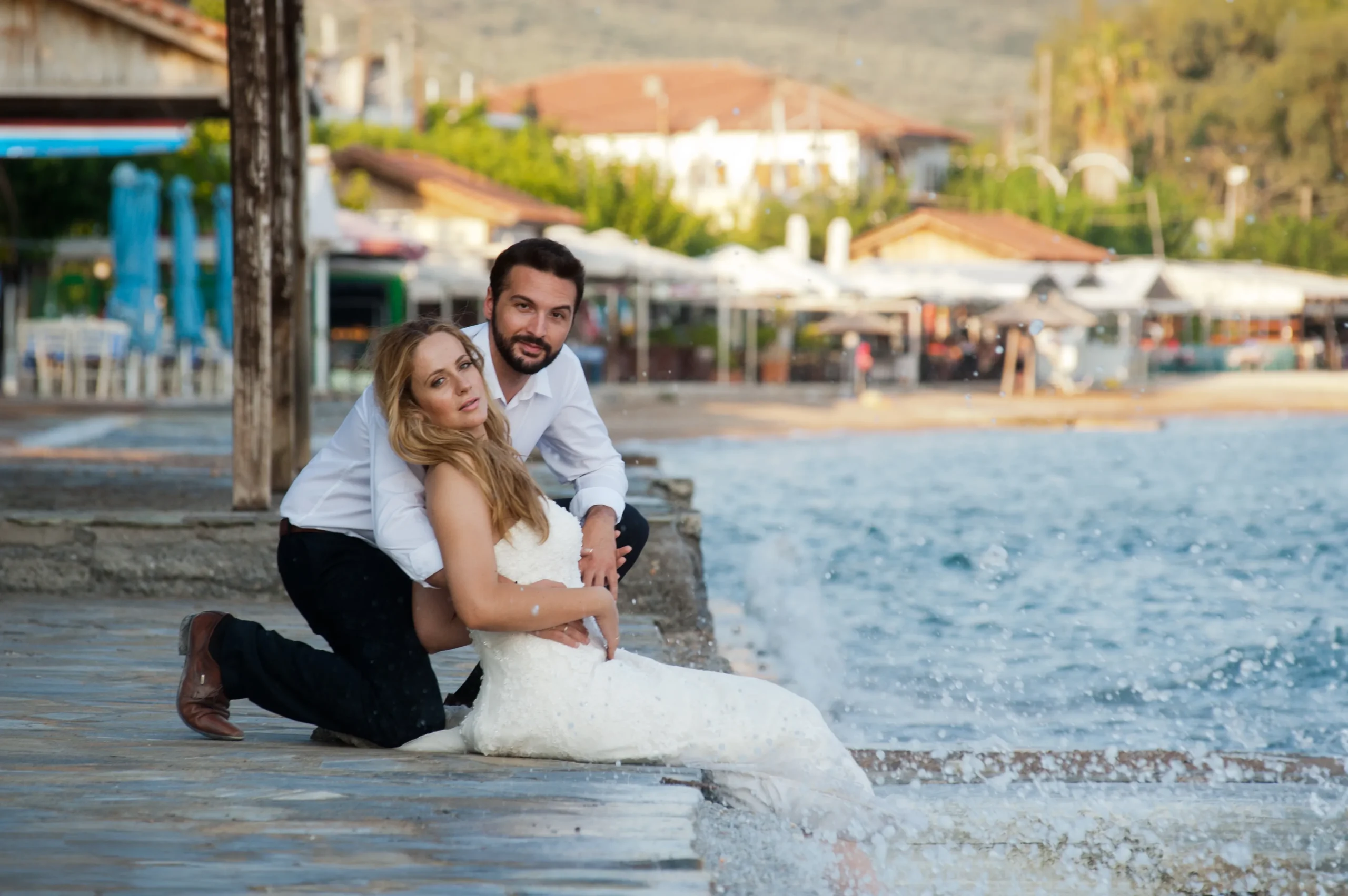 ζευγάρι καθισμένο στην αποβάθρα σε μία παραλία